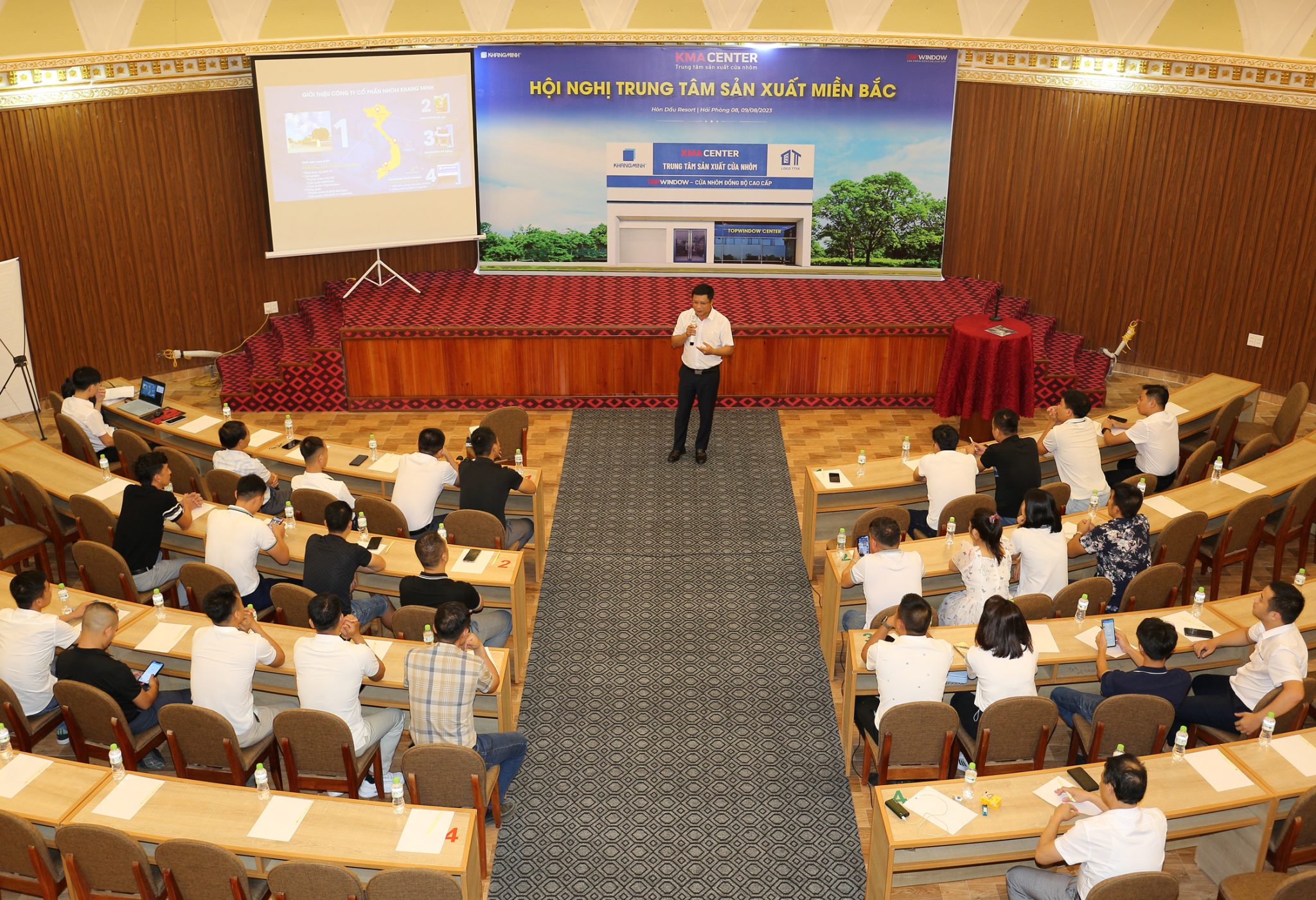Tổng Giám đốc nhôm Khang Minh phát biểu tại hội nghị.